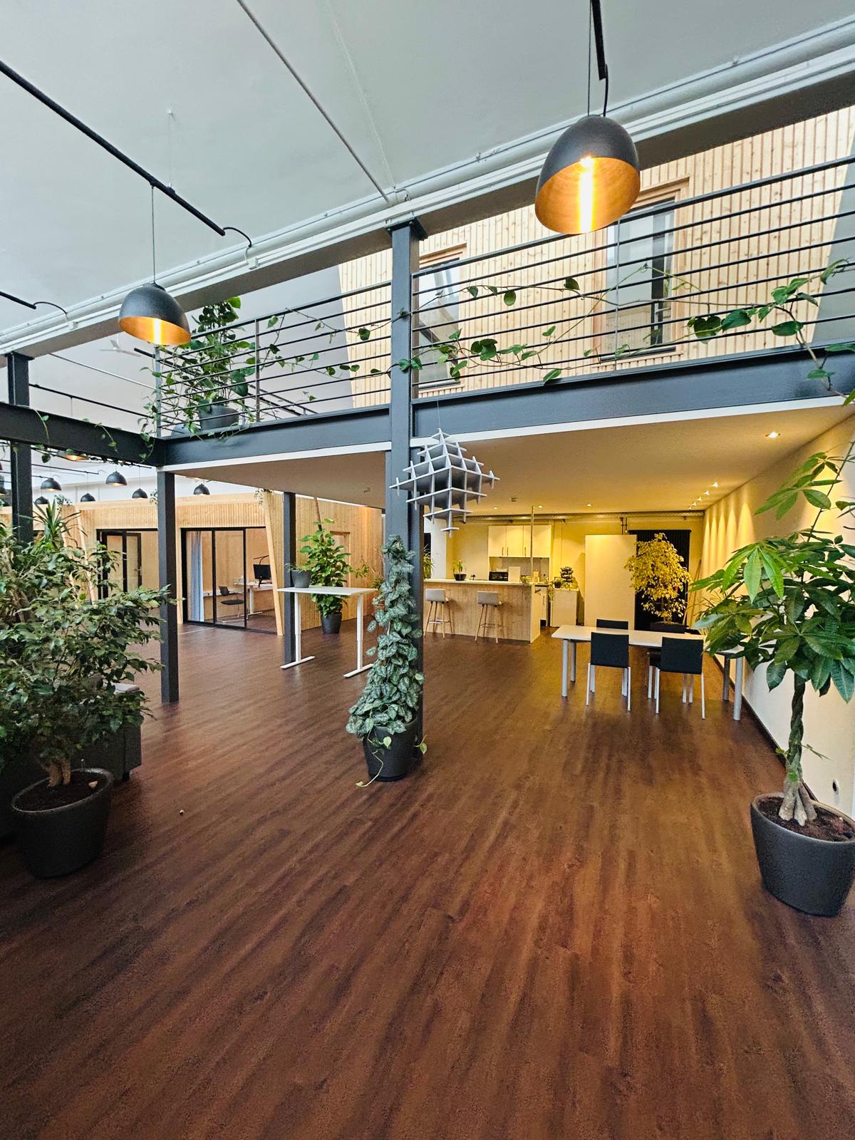 Blick auf Küche und Meetingbox auf der Empore